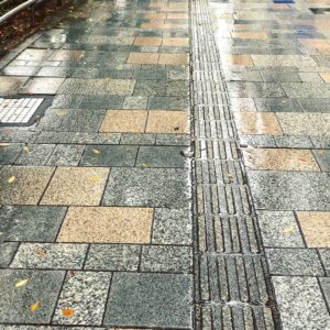 雨の石畳